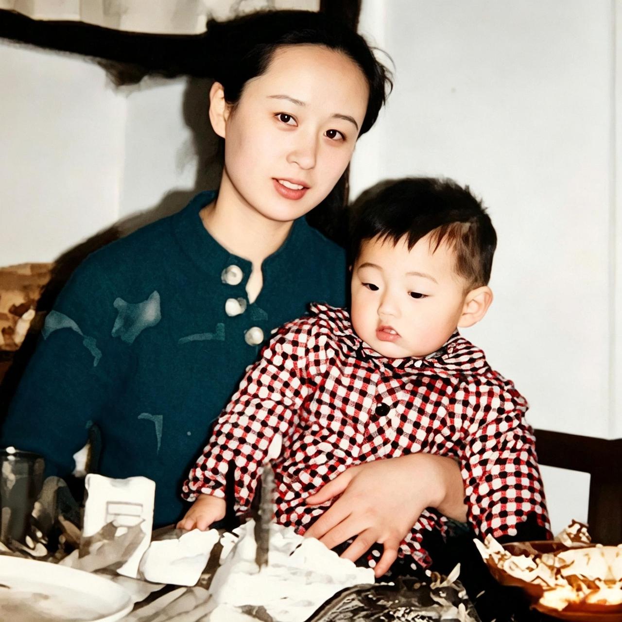 这是一九八九年二月十六日时，母亲徐锡英抱着儿子张继科过周岁生日。这一天，徐锡英亲