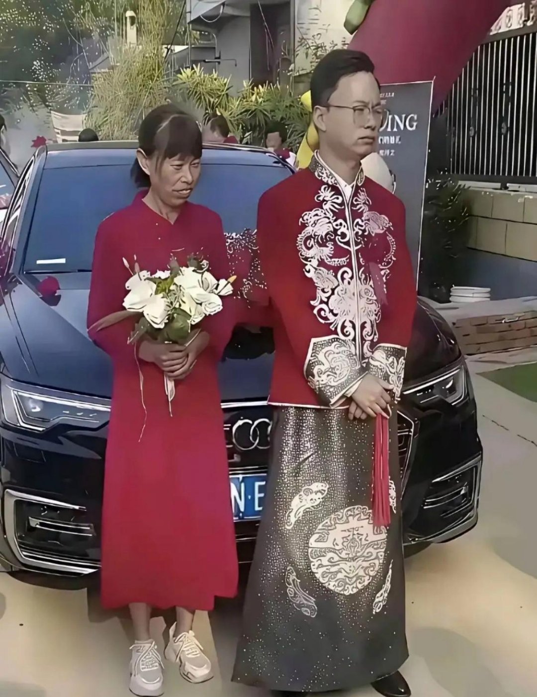 结婚脸比锅底黑：大哥你乐一个啊 