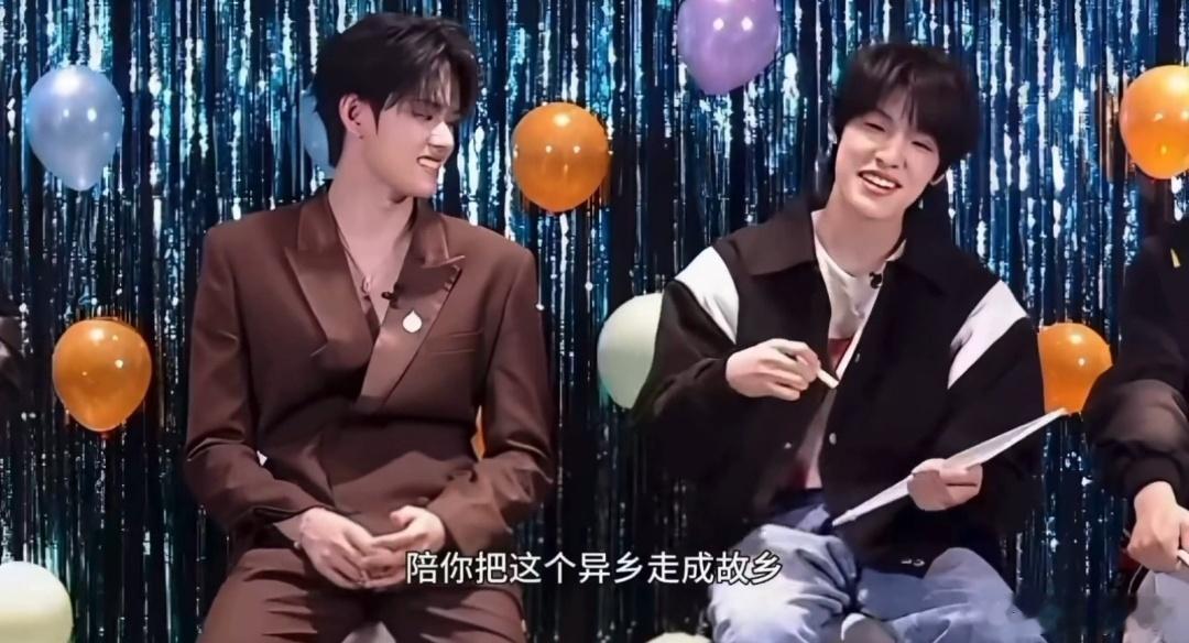 “陪伴”这个词真的要分成“陪”和“伴”🥺张极的19岁张泽禹对他说“陪你把异乡走