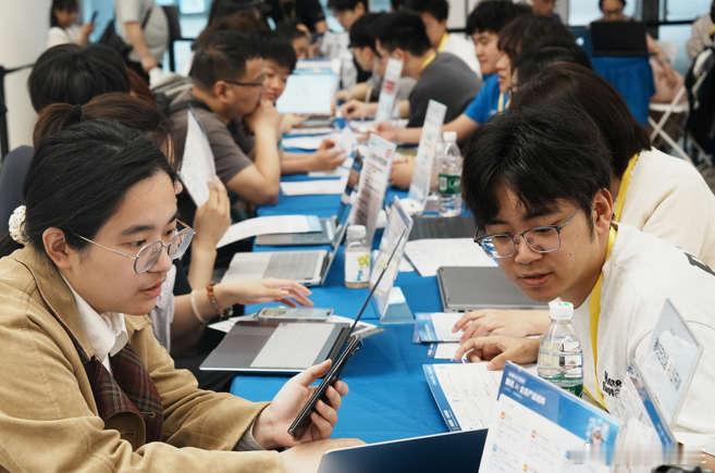 2026年5月30日，腾讯云开发者社区的工程师在杭州蒋村街道为市民免费安装开源A