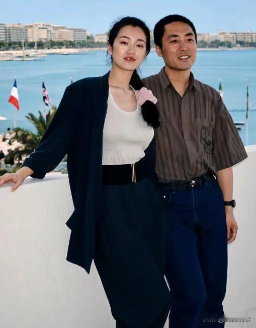 那时的她好美，年轻漂亮有气质，那时的他，年轻才华横溢，两个人珠联璧合，是要私定终