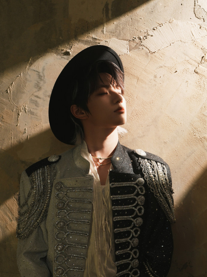 穆祉丞魔术师造型 穆祉丞常州演唱会18宫格🎩复古礼帽+面具造型魔术师🪄浪漫又
