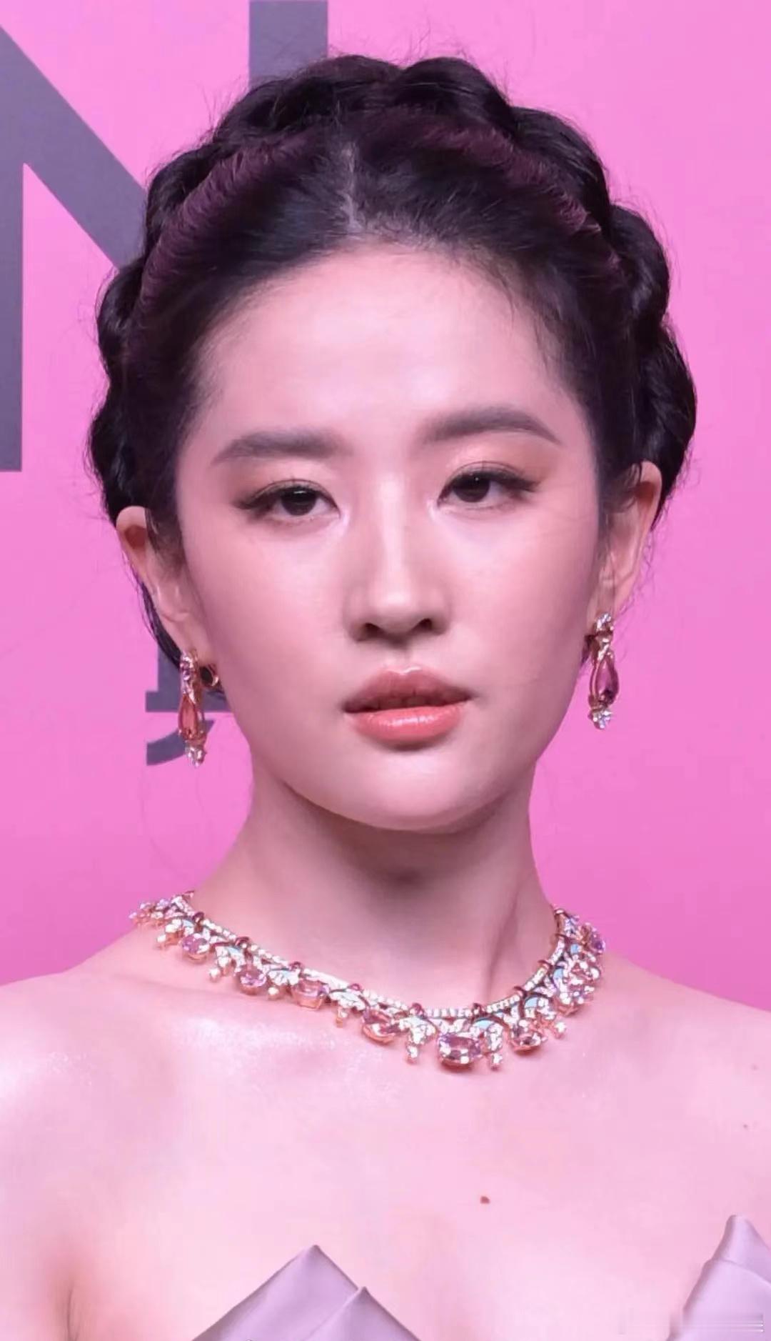 刘亦菲怎么看起来双目无神的，是最近的状态不太好吗？ ​​​