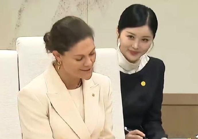李在明女翻译因高颜值走红这个长相还高颜值！42还称美女叫阿姨了 ​​​