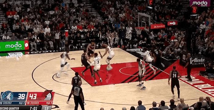 打人之前先被打，欢迎来到NBA！开拓者第七人杨瀚森先遭戈贝尔大帽，随后又遭麦丹残