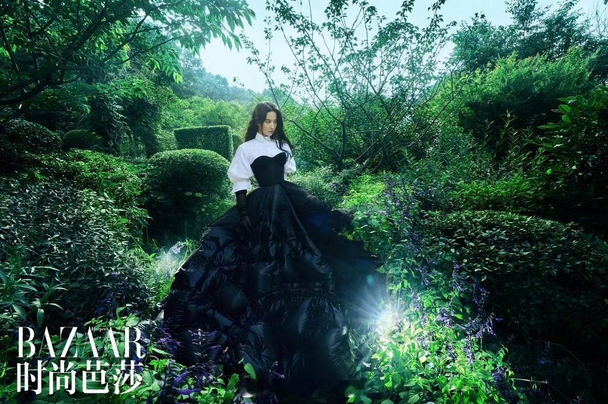 迪丽热巴刘亦菲同款杂志外景拍摄手法状态都好绝 