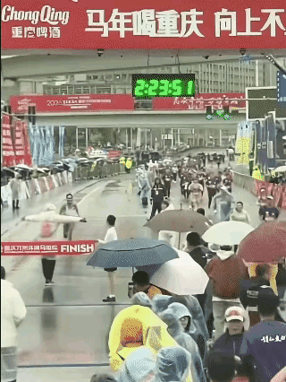 重庆万州马拉松闹了大乌龙，全马冠军盛雪李苦跑42公里，离终点仅10米竟被裁判强行