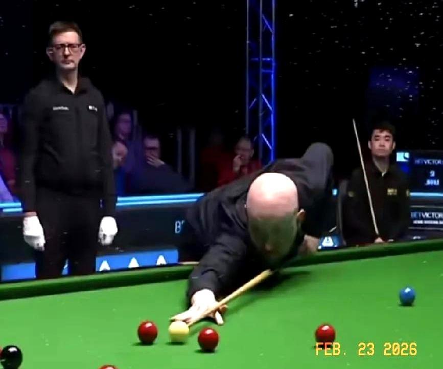 47-0领先，一颗简单的中袋粉球，中国斯诺克天才斯佳辉亲手葬送好局。
 
这一杆
