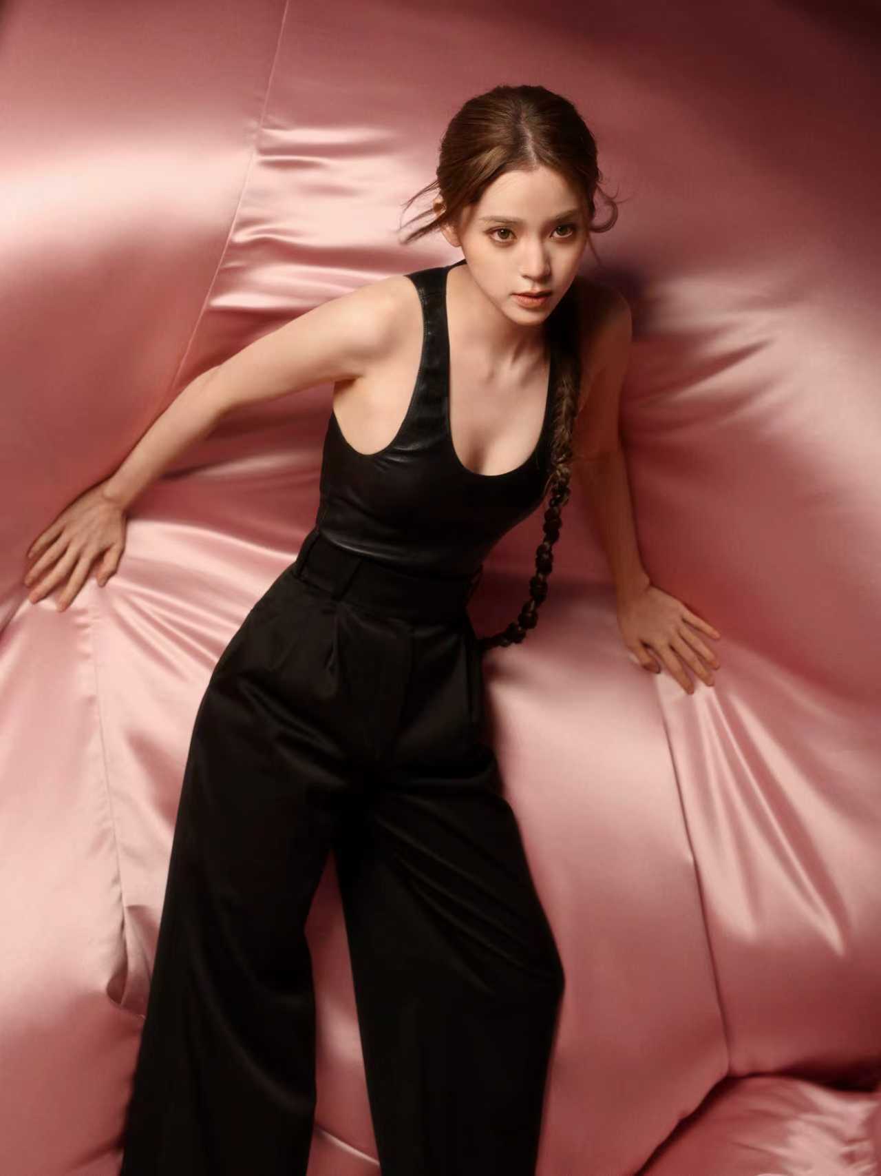 欧阳娜娜工作碎片掉落欧阳娜娜工作碎片掉落，周末因为娜娜的美照变得更加快乐啦~ ​