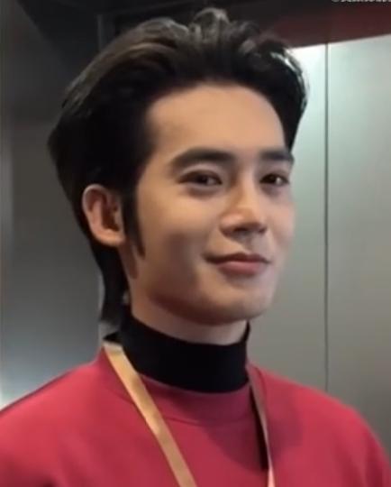 你们发现没，于适眉眼间有点像焦恩俊，还有几分丁真的影子。难怪越看越有味道呢。
