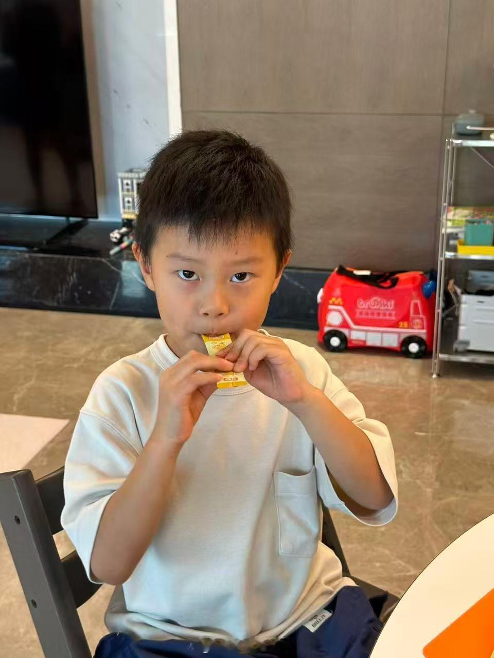 肥恩是这样的小朋友昨天晚上我陪睡，在床上和他一起玩游戏我的手不小心挂到了他的脸上