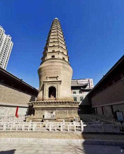 白衣寺塔静静见证金城六百年岁月很多路过庆阳路的兰州人，未必仔细端详过这座藏在城区