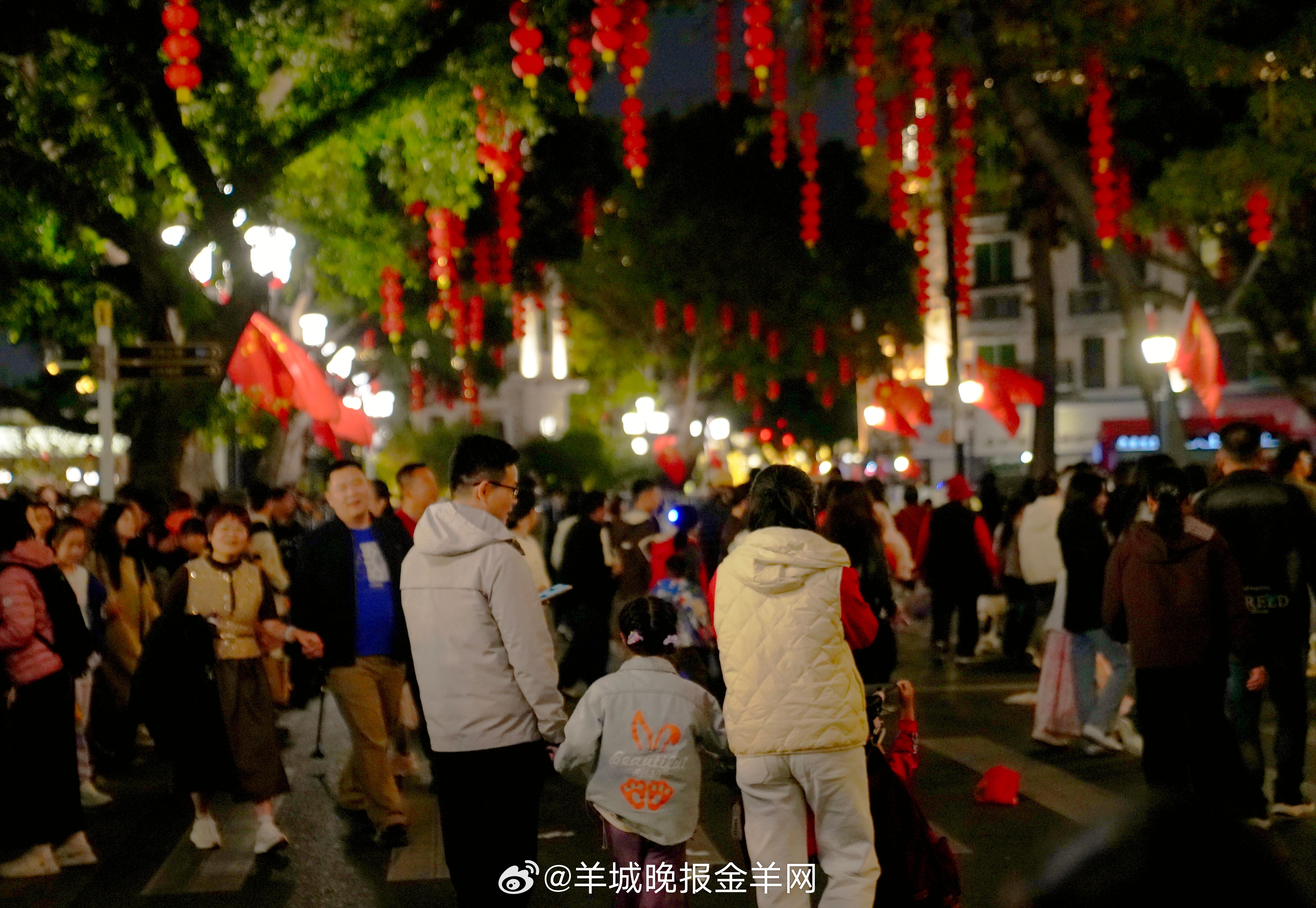 #晚安# 晚安，愿今夜的灯火，暖你梦中归途；明日的晨光，赠你崭新欢喜。把喧闹留在