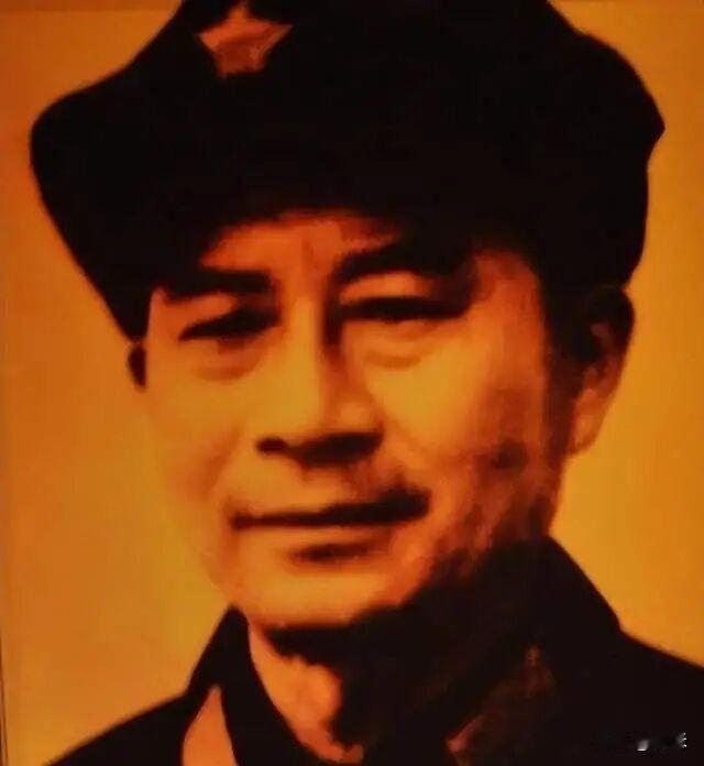 图片中的人曾经在红军时期担任过高级将领，后出任过苏维埃主席，晚景却非常凄凉甚至悲