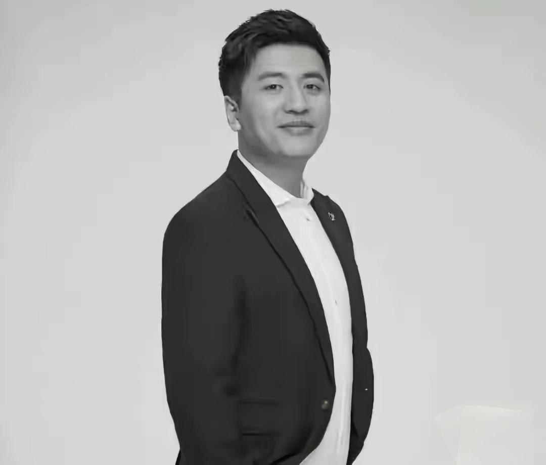 张雪峰说：“同学们，你们一定要多挣钱。我以前也觉得飞机头等舱没意义，住店有个床就