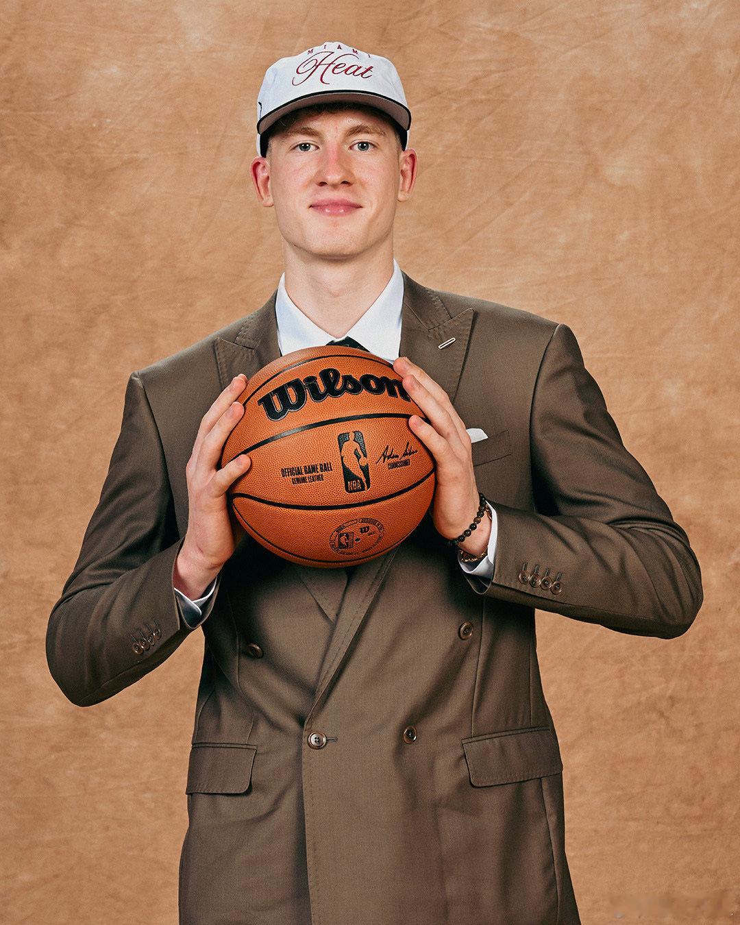 雅库契奥尼斯以42%的三分命中率结束了新秀赛季，每 100 次回合投篮 7.7 