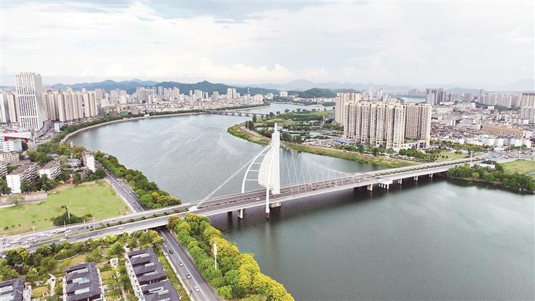 卜算子·饶州
 
信水抱城流，翠拥灵山秀。
千载州名记富饶，风软烟霞透。
文脉贯