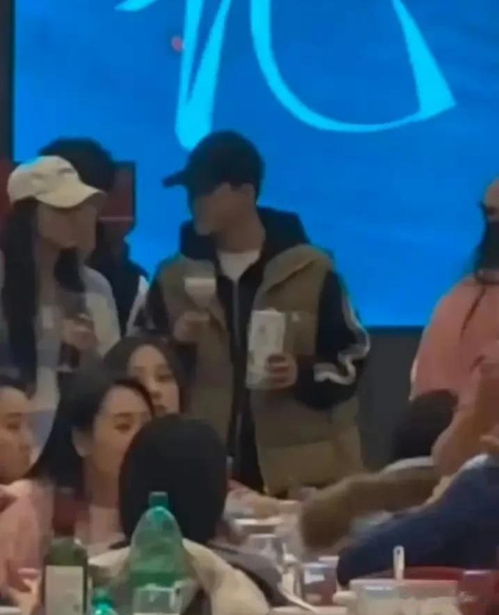 杀青宴上用高脚杯喝椰汁，不愧是你张晚意，杀青大吉哈~
