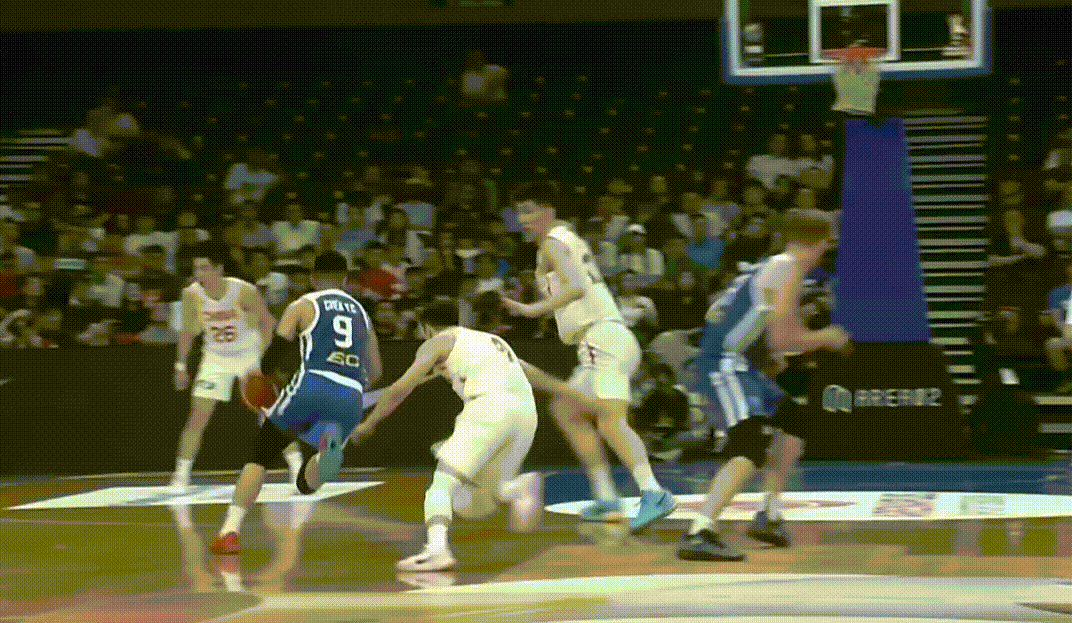 赵继伟防守还是他的短板，被陈盈骏连打了好几个，身材方面还是有些吃亏，省队这几个后