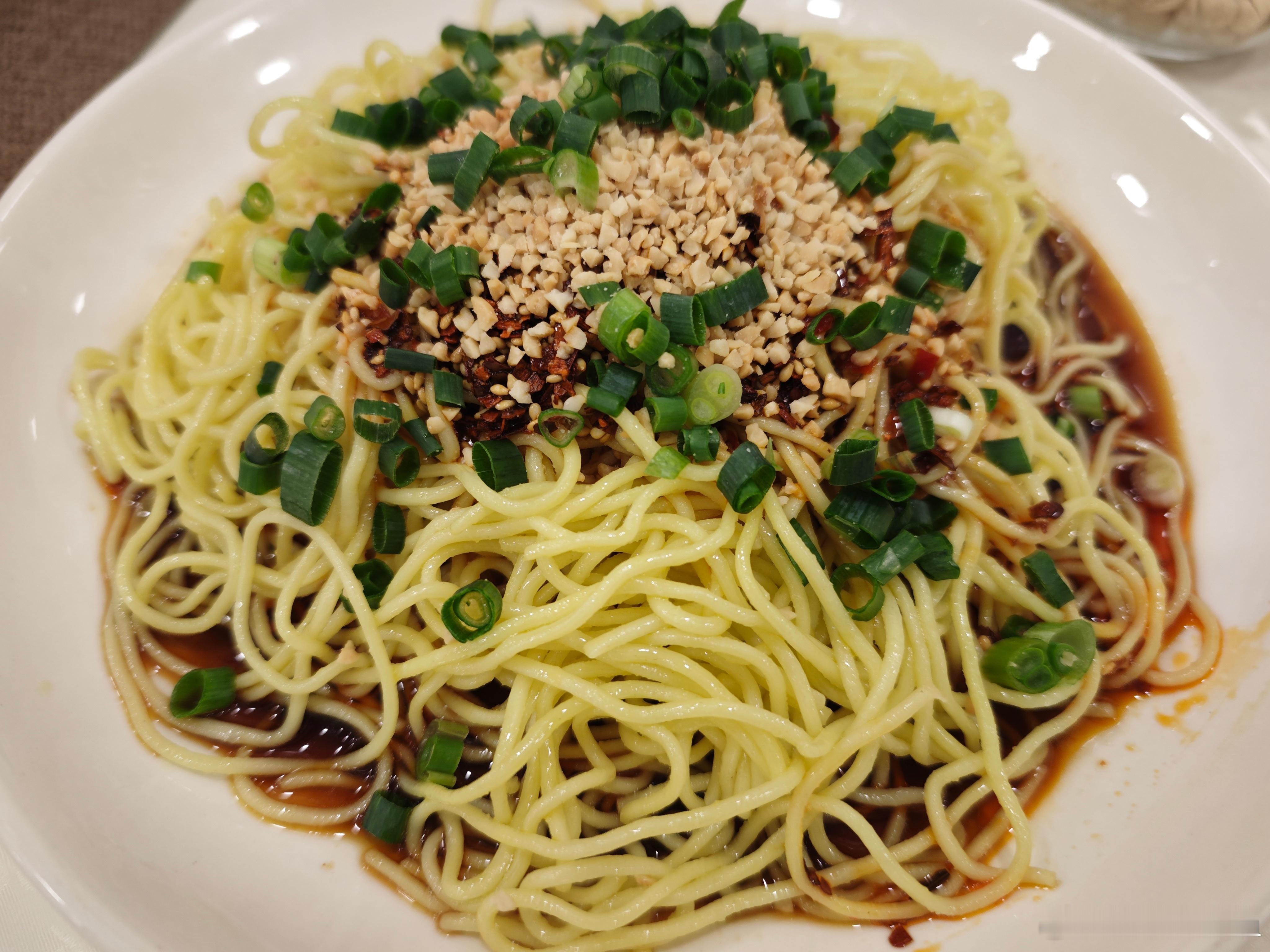 内江驻京办餐厅真不好找啊。居然在军事管制区里。凉面挺正宗，没放麻酱。 