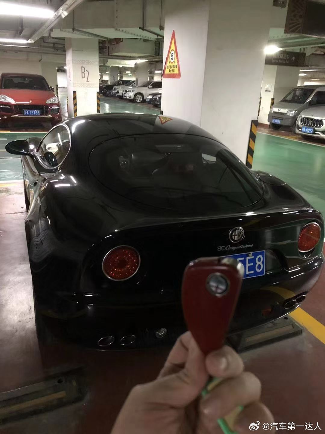 真正的热爱，从不是跟风，而是独揽稀缺。阿尔法罗密欧8C，国内唯一，千把公里准新车