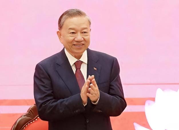 特朗普大棒一挥，越南直接跪了！美国宣布加征关税，越南连夜赶制妥协清单，急着送钱买