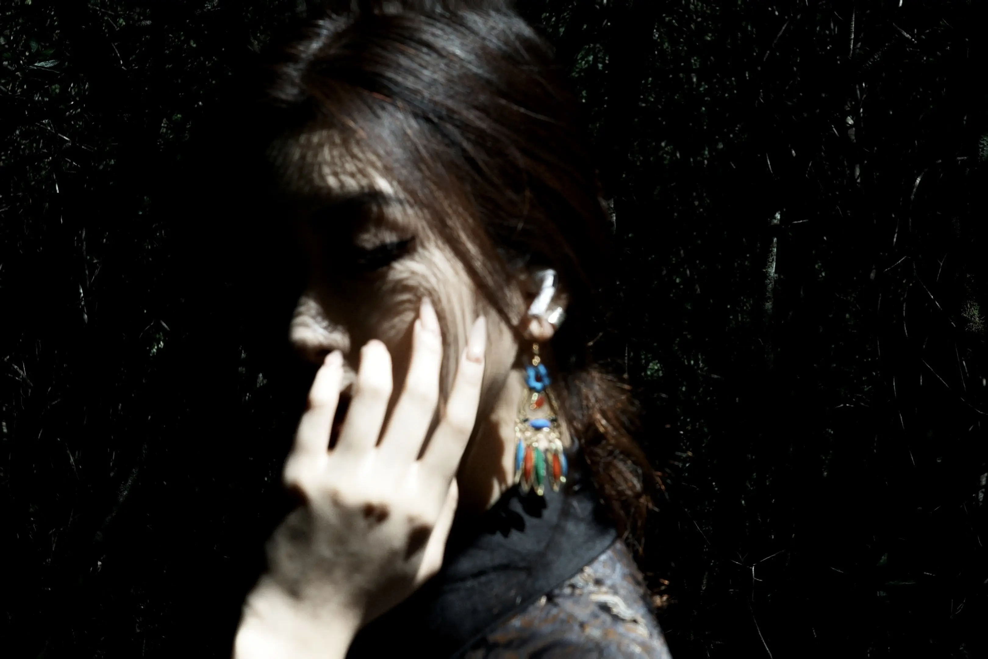 表达自我需要耗费很多心力 就像是要打开一个塞满杂物的抽屉 把里面缠成一...