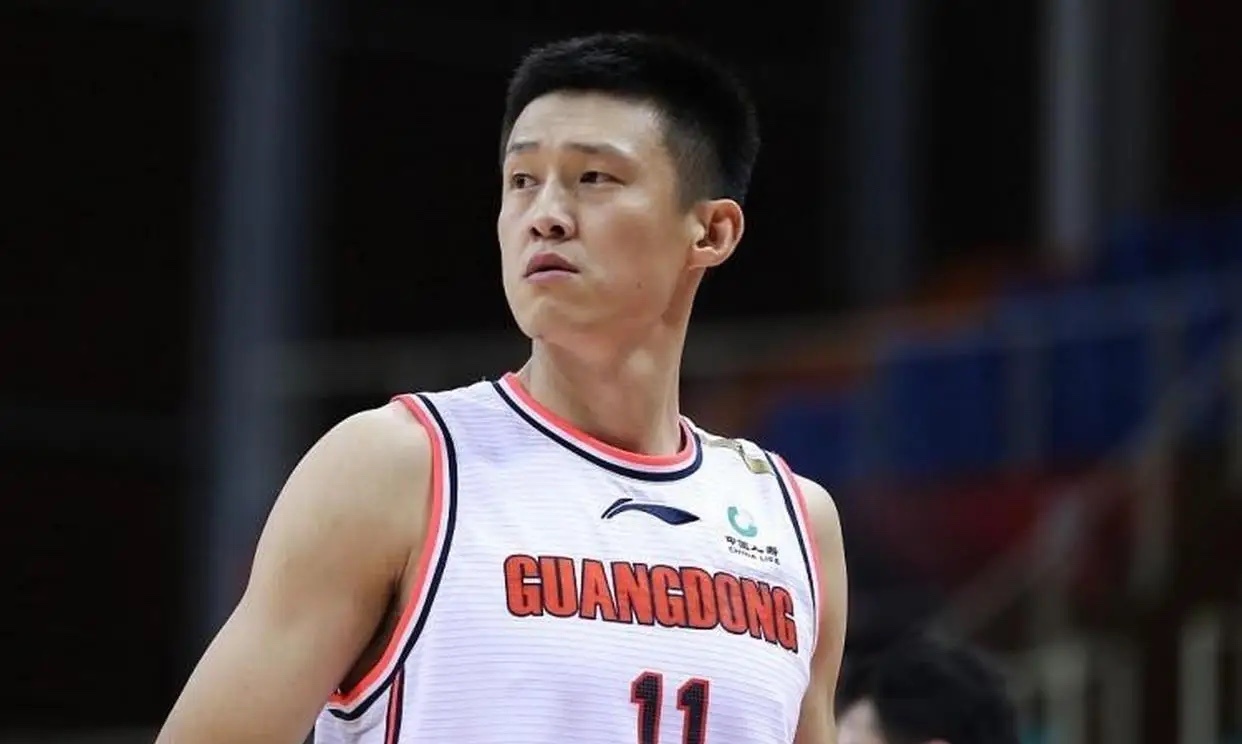 据广东体育篮球专项记者关辛报道，老将周鹏已于近日与广东宏远队完成签约，两年E 类