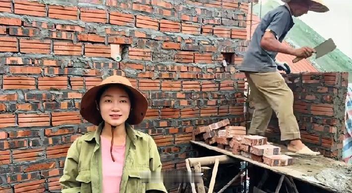小松和秋秋顶着夏日炎热，带着可昕和爸爸妈妈一起从四川巴中来到了越南省城安沛建民宿