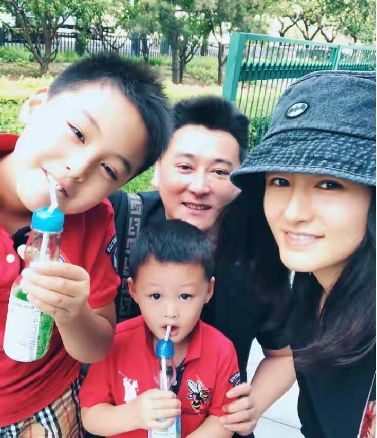 谍战演员刘小锋曾坚定奉行不婚主义，直至结识小他十六岁的朱墨，二人因拍摄《敌特在行