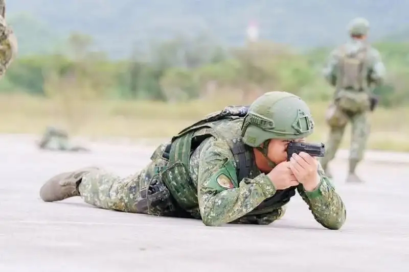 呆湾草莓兵这样用手枪，这一开枪直接成独眼蟾蜍了 