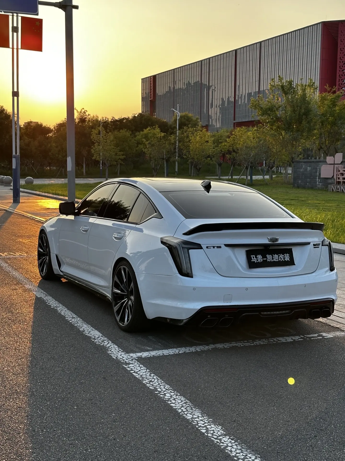 当你不会拍照的男朋友，遇到心爱的车子时。