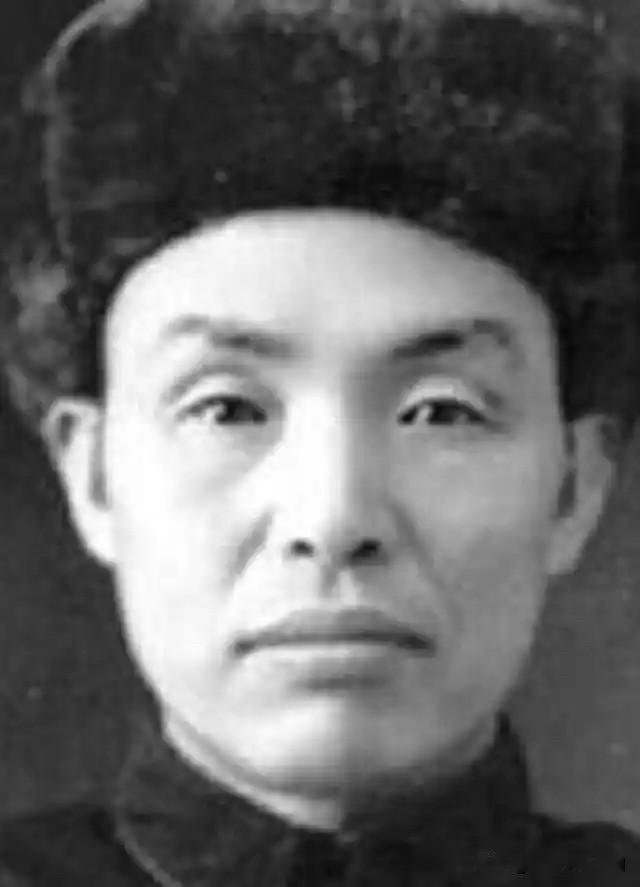 他26岁参加耀县起义，曾任陕甘三路游击指挥部政委，是陕甘革命根据地创建骨干。38