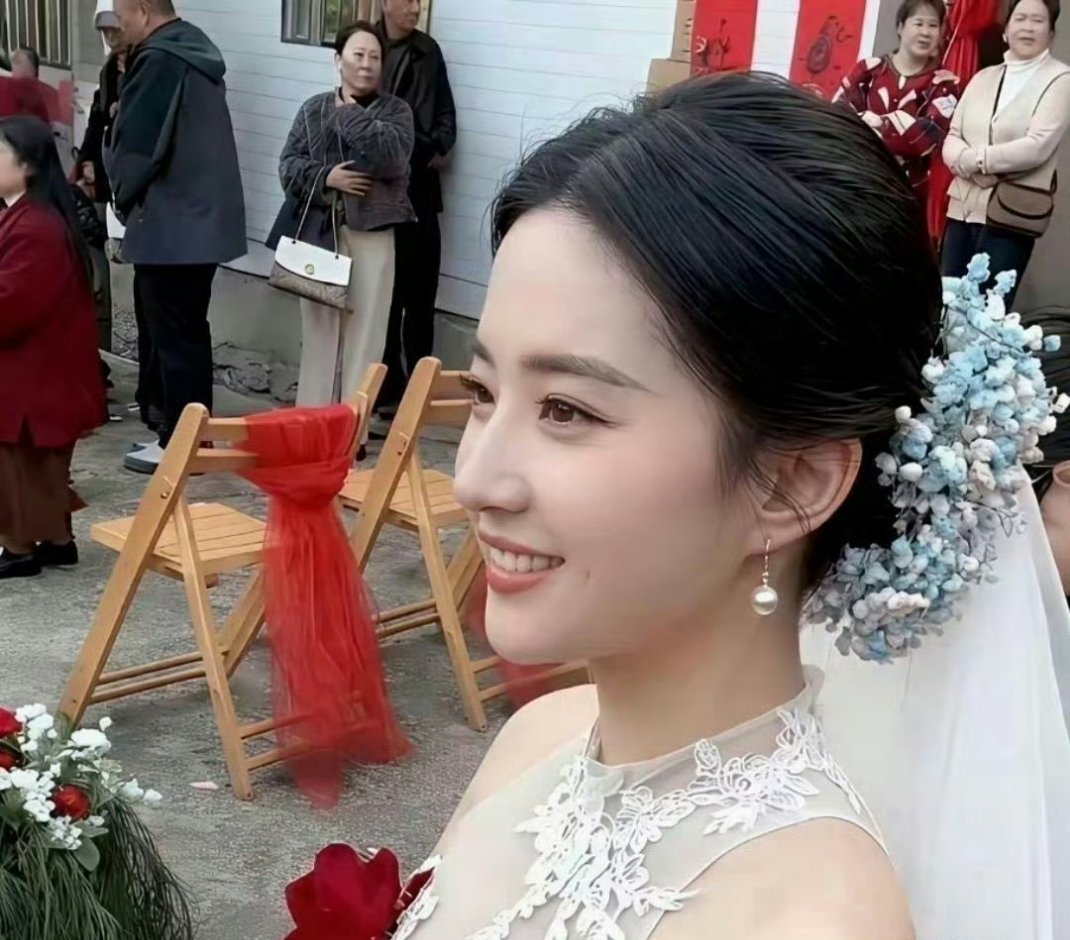 这新娘也太像刘亦菲了吧，你觉得呢？ 