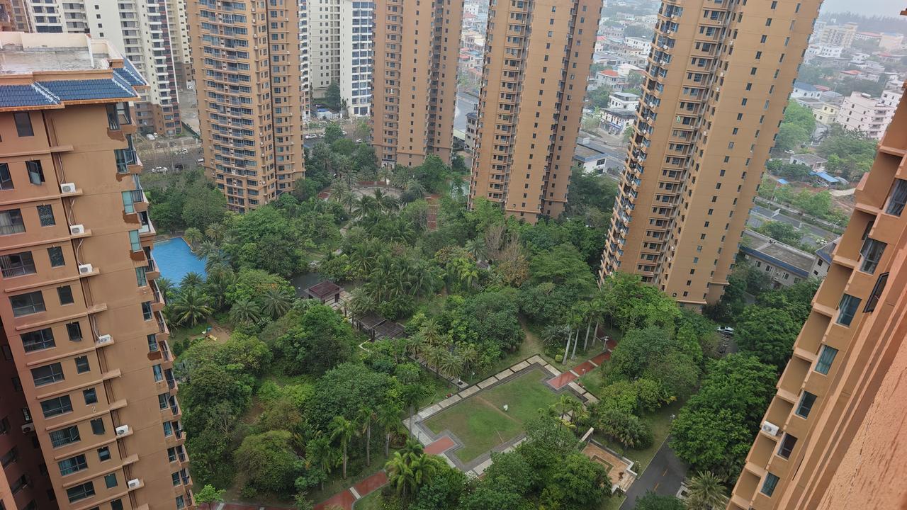 海南东方三月三开幕式马上就要开始，小胖说咱们去看看吧！我说没约到票根本进不去，去