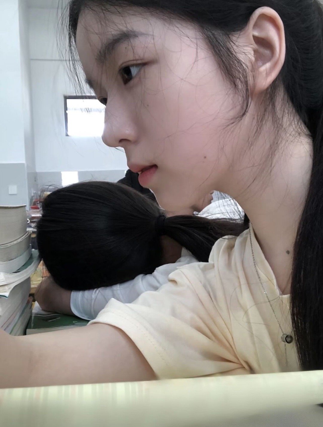 她到底是谁？有没有知道的 