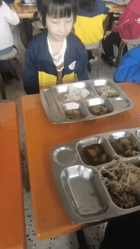 这就是孩子们在学校里吃的饭菜？
白米饭配炒豆芽？
另外两个菜看起来有点像是炖白萝