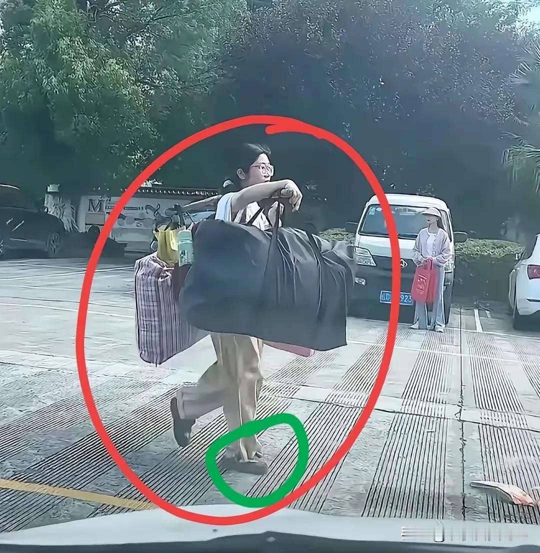 全网疯传最美高考照：小姑娘成了大力士！
一个戴着眼镜、弱不禁风的小女孩；
一个穿