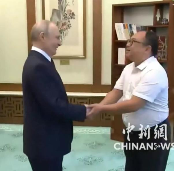普京抵达北京，红毯还没走完，塔斯社突然放出一条让所有人意外的消息！普京这次访华，
