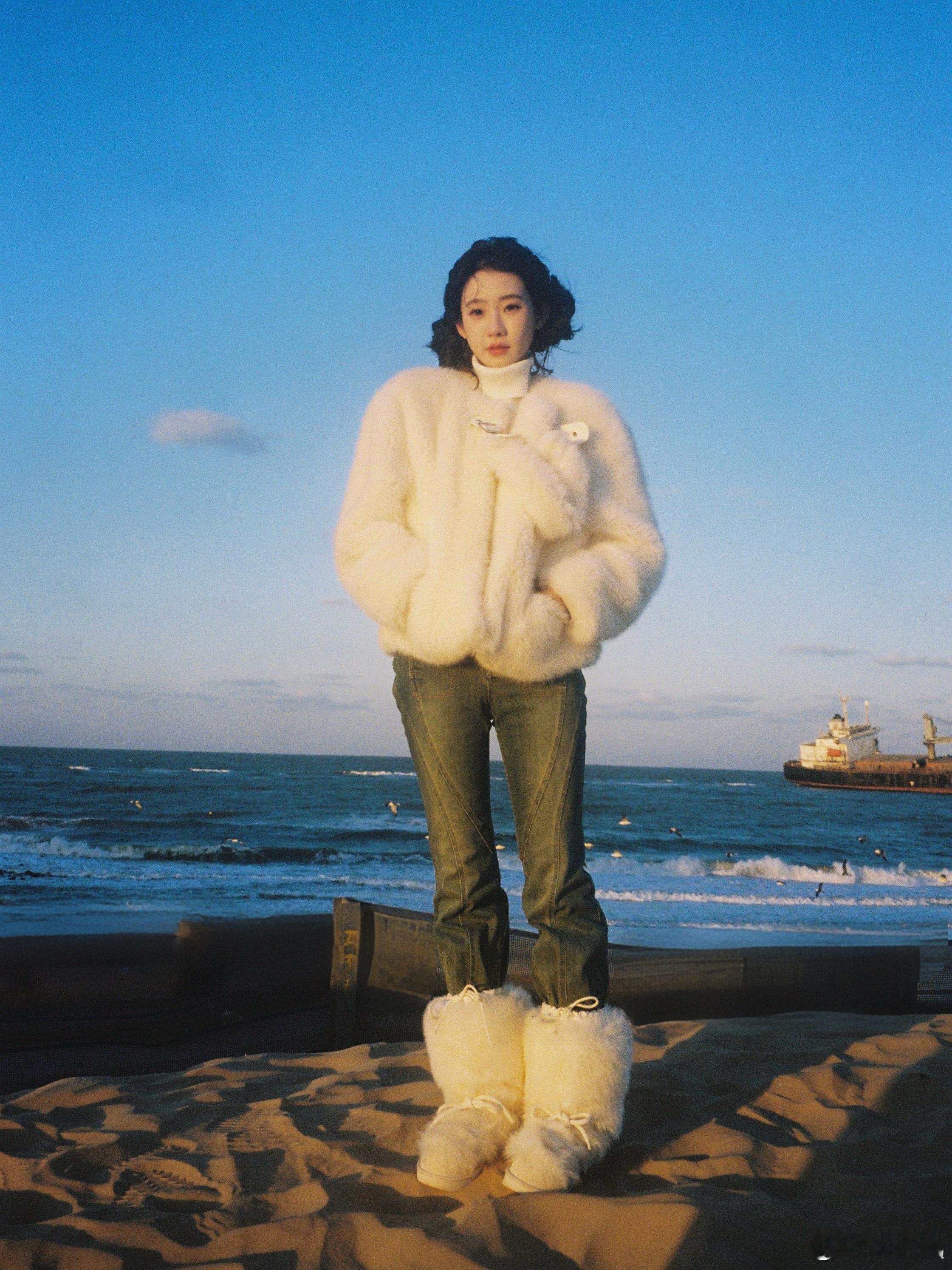 张艺凡咋萌成萨摩耶了冬日海边的奶白小团子，扎着两个小揪揪，毛茸茸的质感像极了蓬松