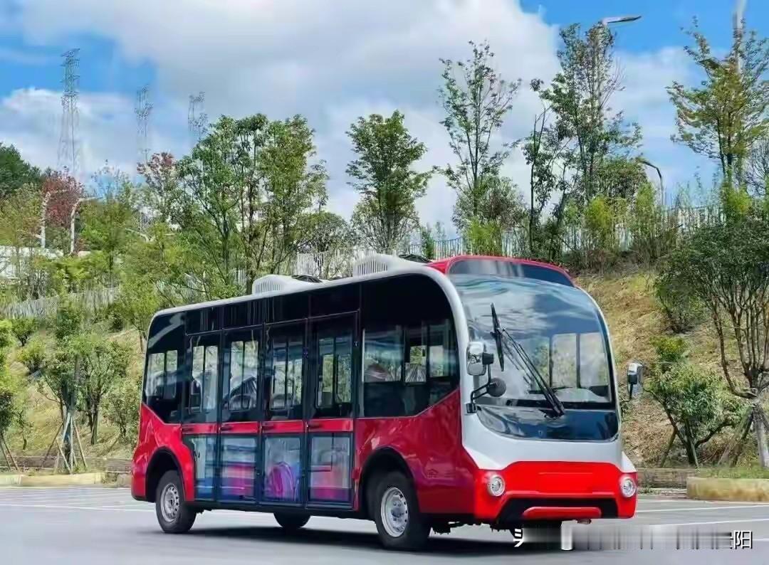 贵阳造观光车受市场喜爱


这款观光车是贵阳经开区贵州忠辉重工制造，公司拥有多种