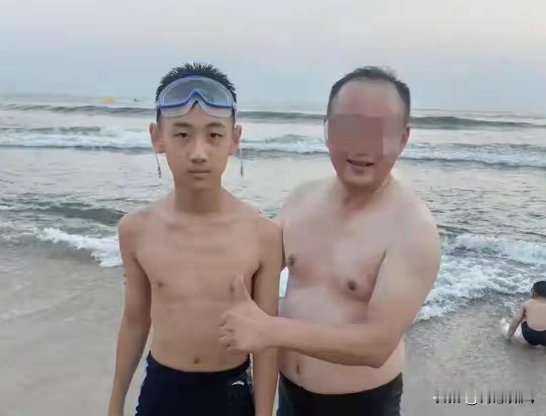14岁少年冲进大海救3人，体力不支后果断松手，给所有人上了一课
 
这件事在网上