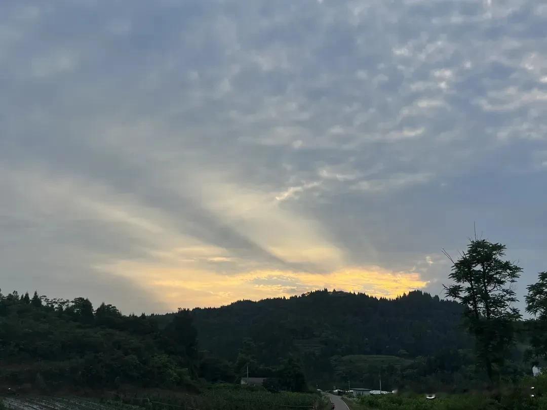 云霞渐散夕阳落，山水悠悠映清辉。