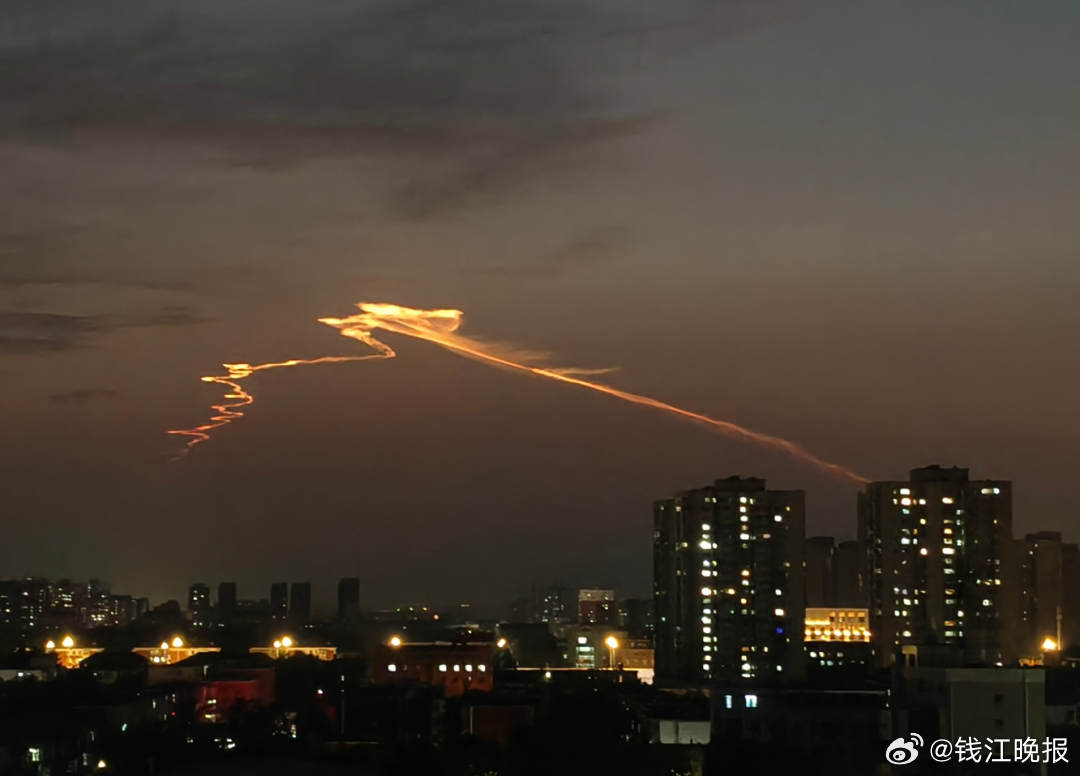 【#北京天空现火箭云#】#北京天空# ​今晚，很多市民在北京天空看见了“奇观”，