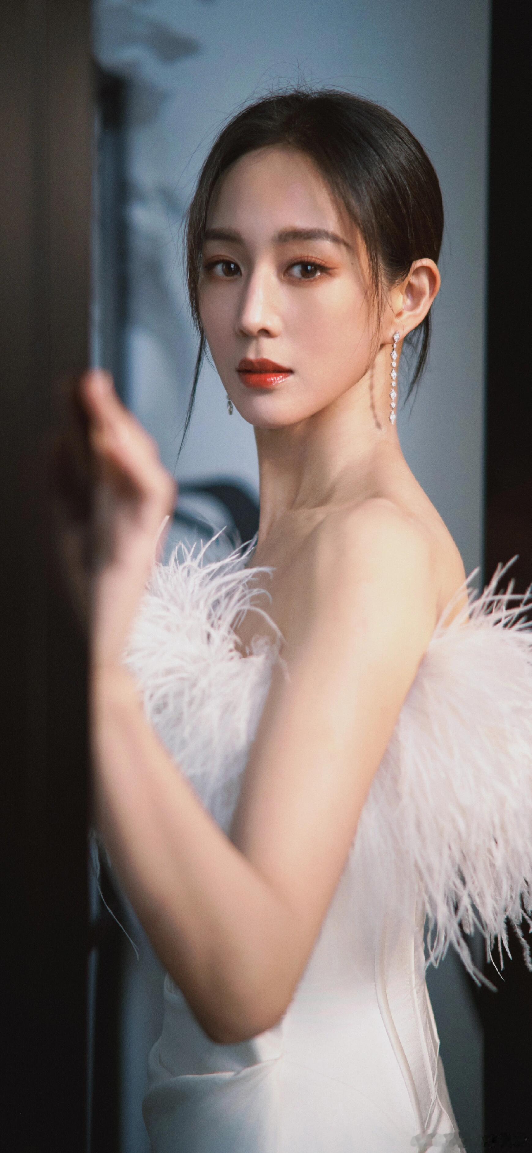 张钧甯鎏金裙古奢华质感谁懂这种高级美！不是张扬耀眼的华丽，鎏金长裙垂坠感十足，张
