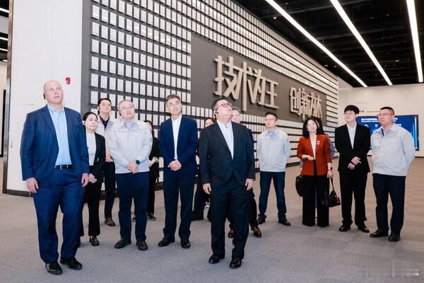 埃克森美孚今天和比亚迪签署了战略合作备忘录，双方将在定制化产品研发、技术协同与标