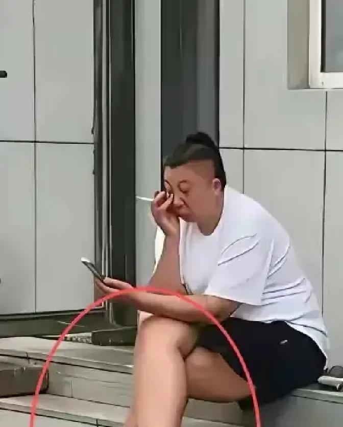 一个坐拥2300万粉丝的顶级大网红，说倒就倒了，如今沦落到在街头试探复出都没人买