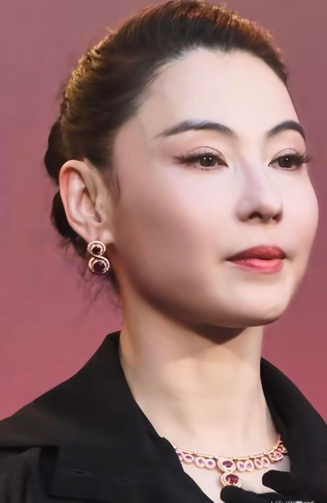 张柏芝直播带货只卖了4000块，但当年她是全港最贵的女演员之一。
2008年以前