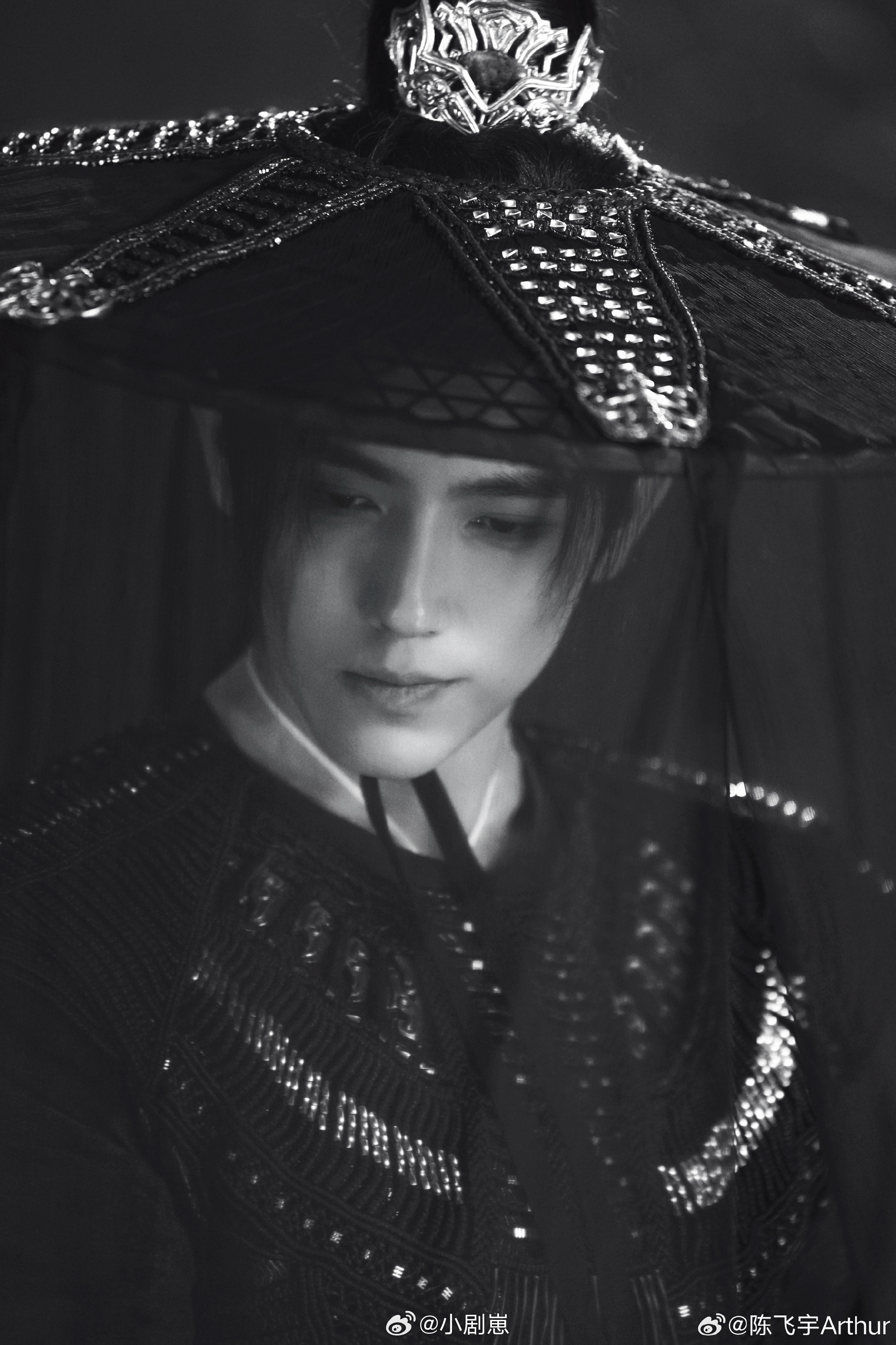 陈飞宇白日提灯沐浴戏陈飞宇身材 段胥沐浴戏太不一样了！满背伤疤全是故事，灵主还偷