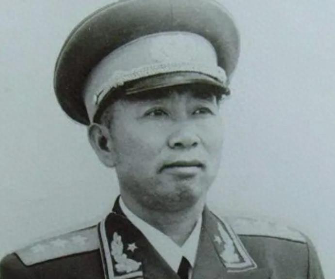 空军司令员刘亚楼当面顶撞毛主席，毛主席当场表态：今后空军的事情由你全权负责吗
1